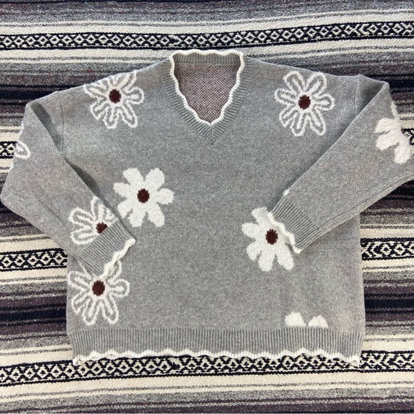 Gray Floral V-Neck Scalloped Sweater Volup Plus Size 4X/5X - Picture 4 of 8